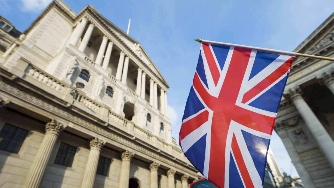 BoE hebt Zinsen um 0,5 Prozentpunkte — Pfund unter Druck