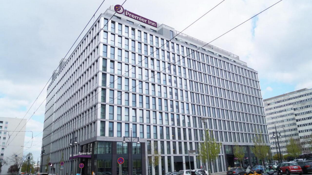 Schroders Capital erwirbt Hotelkomplex am Berliner Alexplatz