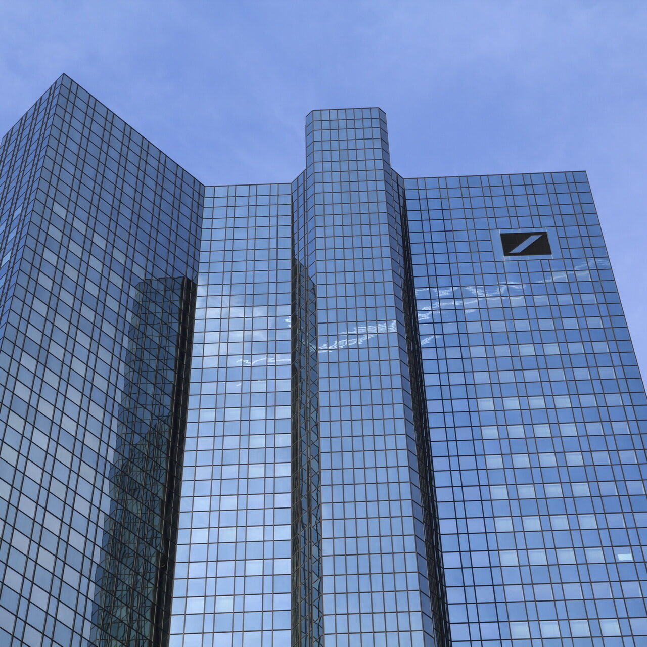 Bankaktien weiter unter Druck — Deutsche Bank bricht zeitweise ein